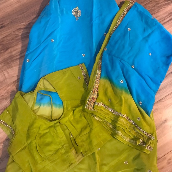 Sari - Picture 1 of 1